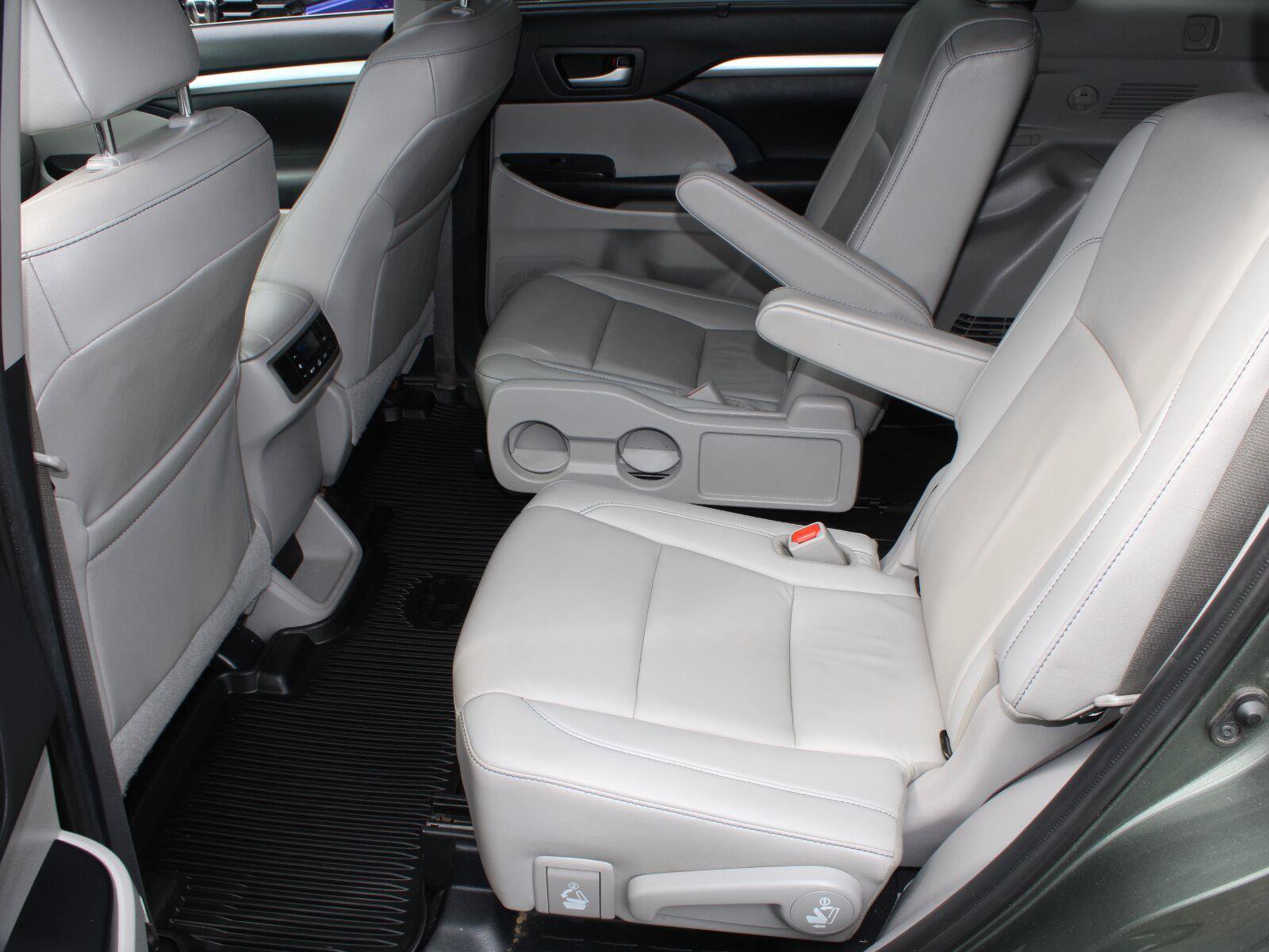Used 2019 Toyota Highlander XLE AWD/4WD image 18