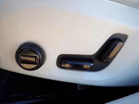 Used 2021 Volvo S60 T5 Momentum w/ Premium Package image 12