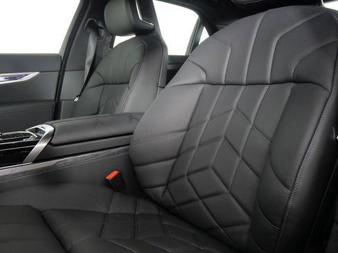 Used 2025 BMW i7 eDrive50 image 10