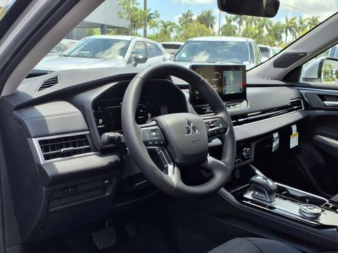 New 2025 Mitsubishi Outlander SE image 6