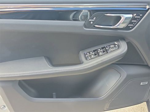 Used 2025 Porsche Macan image 23