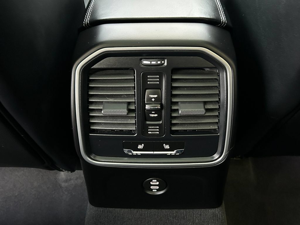Used 2025 Porsche Macan AWD/4WD image 32