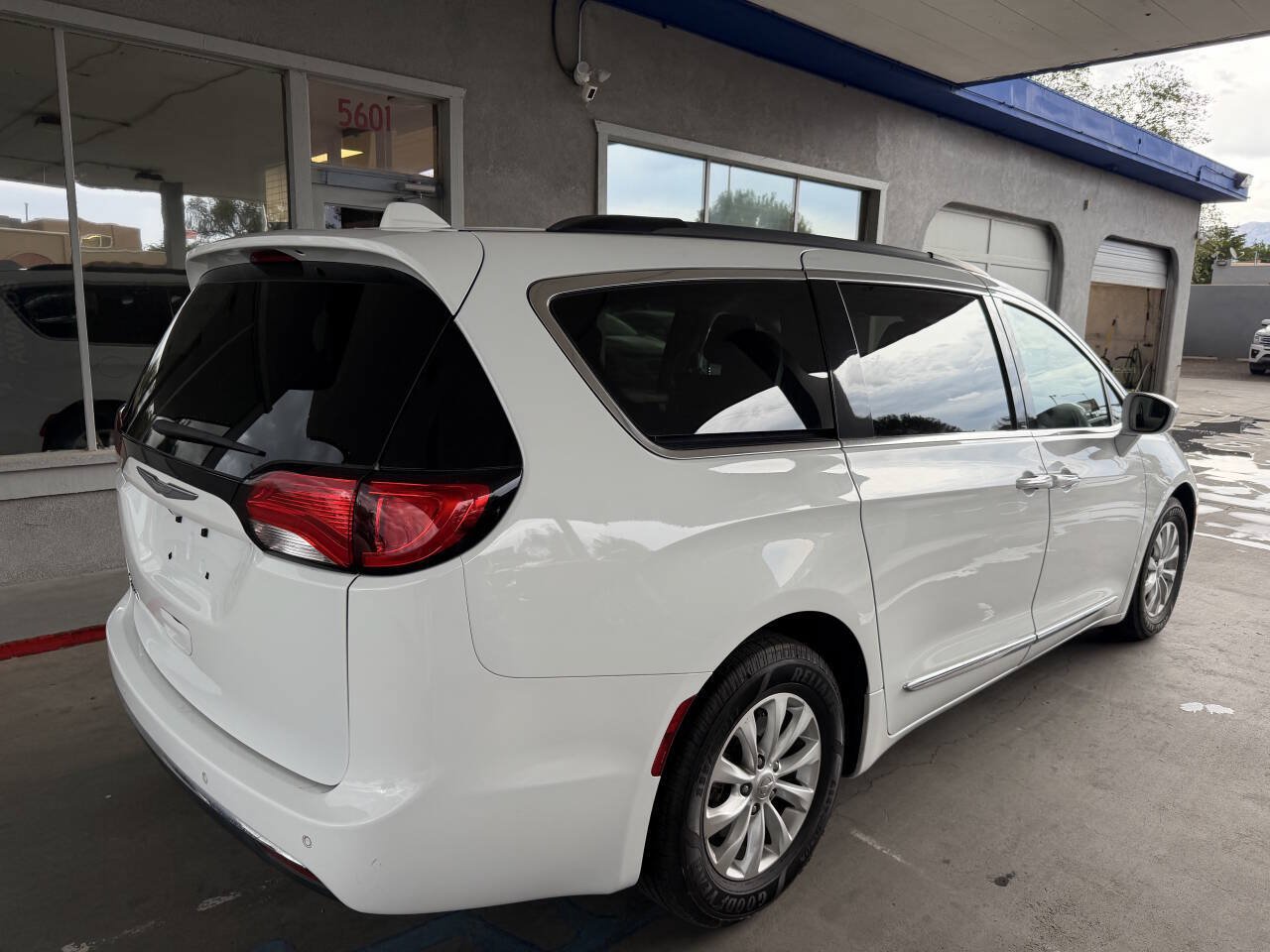 Used 2017 Chrysler Pacifica Touring-L FWD image 5