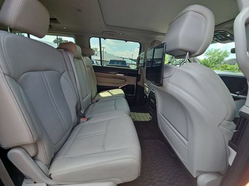 Used 2024 Jeep Wagoneer Series III w/ Premium Group I AWD/4WD image 29