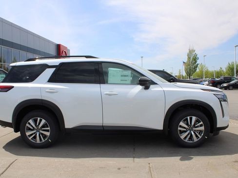 New 2026 Nissan Pathfinder SL AWD/4WD image 3