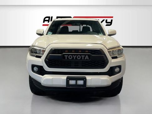 Used 2017 Toyota Tacoma TRD Sport w/ Tow Package (A/T) AWD/4WD image 2
