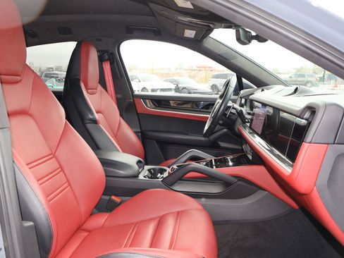 Certified 2024 Porsche Cayenne S AWD/4WD image 26