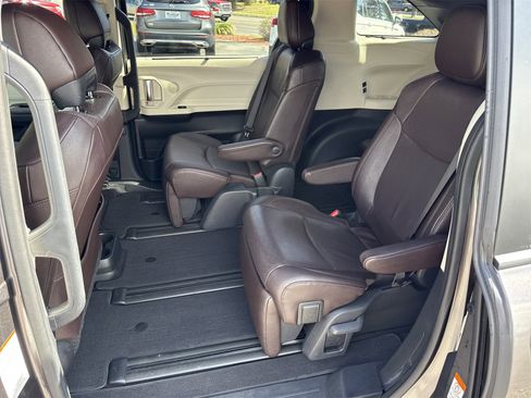 Used 2023 Toyota Sienna Platinum image 10