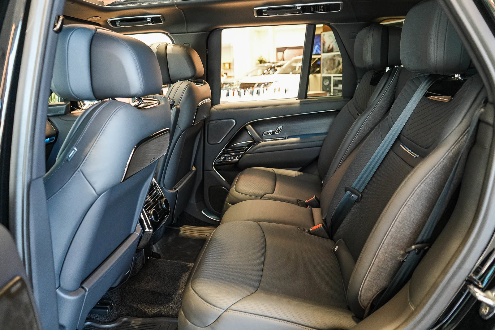 New 2026 Land Rover Range Rover SV AWD/4WD image 18