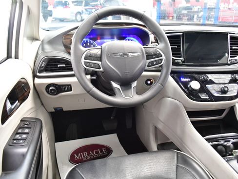 Used 2024 Chrysler Pacifica Limited FWD image 10