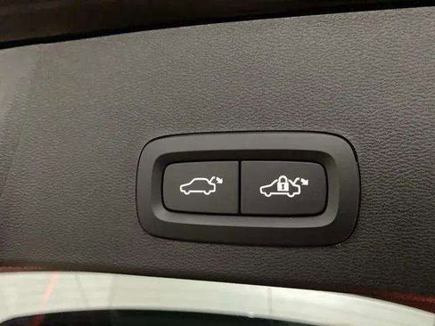 Used 2025 Volvo XC40 B5 Plus image 8