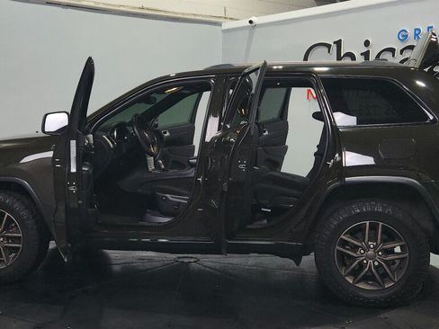Used 2017 Jeep Grand Cherokee Laredo AWD/4WD image 18