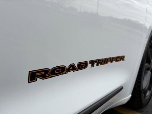 Used 2024 Chrysler Pacifica Touring-L w/ Road Tripper Package image 7