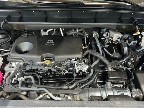 Certified 2024 Toyota Highlander XLE FWD image 37