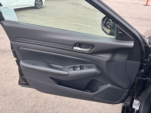 Used 2025 Nissan Altima 2.5 SV image 18