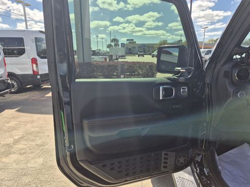 Used 2023 Jeep Gladiator Overland image 10