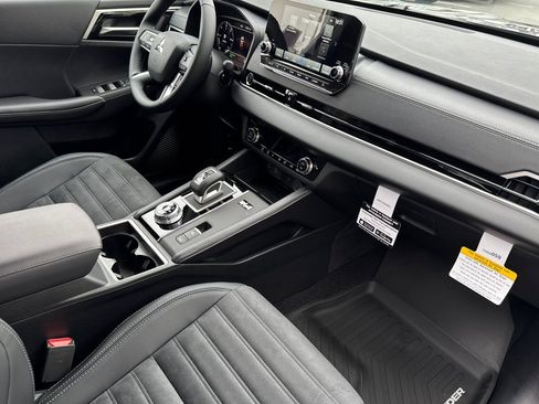 New 2025 Mitsubishi Outlander SE image 15