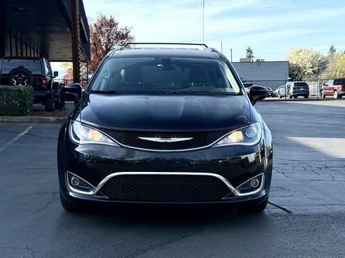 Used 2018 Chrysler Pacifica Touring-L Plus image 3