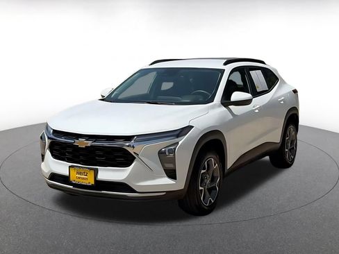 Used 2025 Chevrolet Trax LT FWD image 7