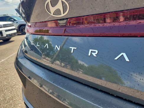 Certified 2025 Hyundai Elantra SE w/ Cargo Package image 6