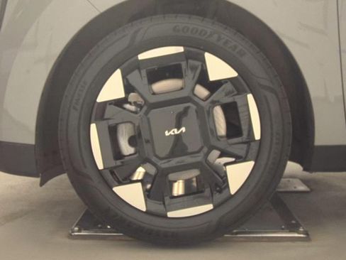 Used 2025 Kia Carnival EX FWD image 19