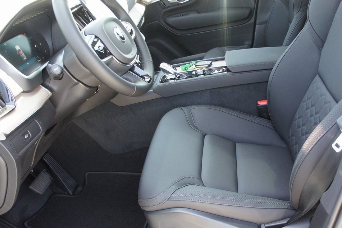 New 2026 Volvo XC90 B6 Plus w/ Protection Package Premier AWD/4WD image 18