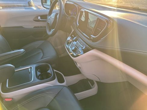 Used 2024 Chrysler Pacifica Touring-L w/ Uconnect Theater Family Group image 36