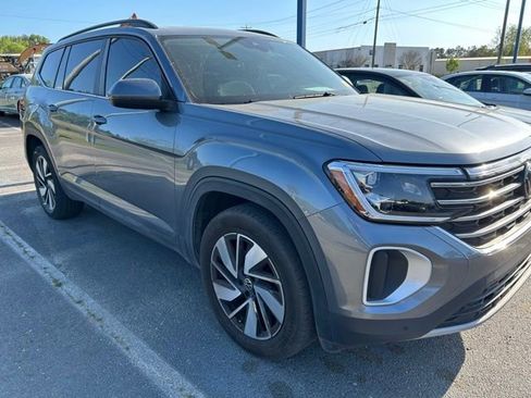 Used 2024 Volkswagen Atlas SE w/ Panoramic Sunroof Package image 2