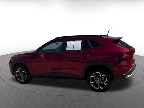 Used 2025 Chevrolet Trax LT w/ LT Convenience Package FWD image 8