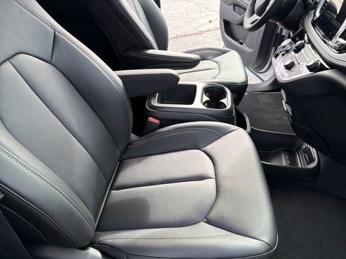 New 2026 Chrysler Pacifica Select image 16