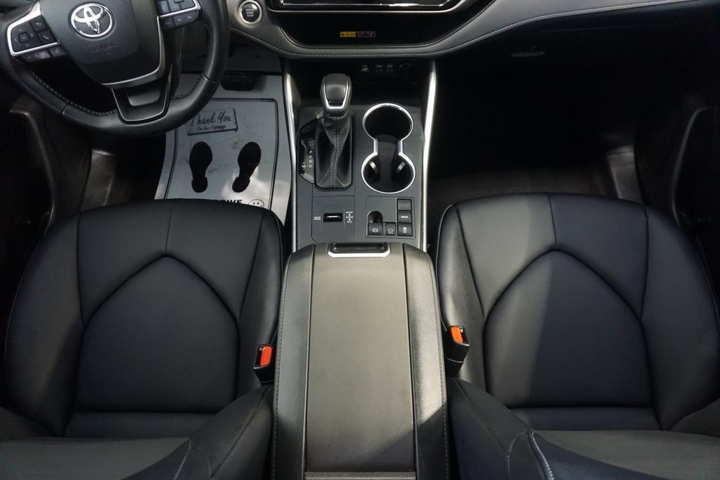 Certified 2025 Toyota Highlander XLE FWD image 32