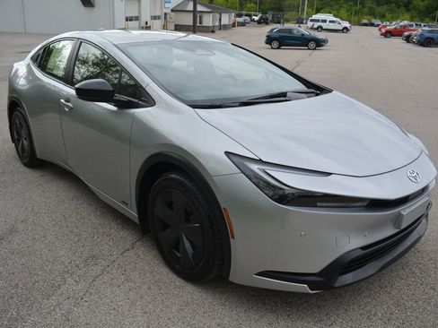 Used 2023 Toyota Prius LE AWD/4WD image 4