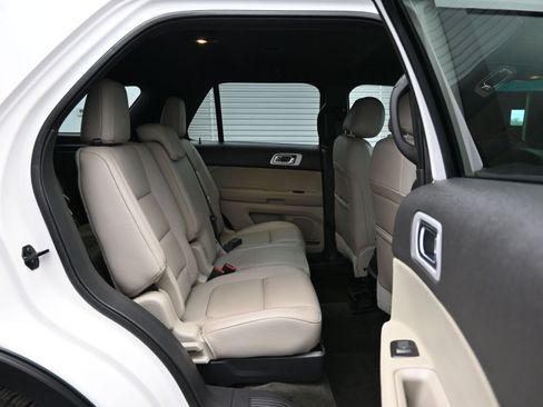 Used 2015 Ford Explorer XLT w/ Equipment Group 202A image 12