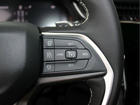 New 2025 Jeep Grand Cherokee Limited w/ Luxury Tech Group II image 15