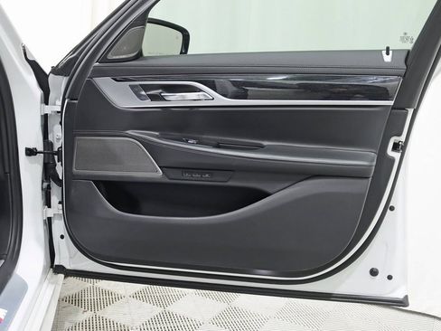 Used 2019 BMW 750i xDrive w/ M Sport Package image 39