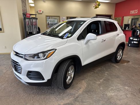Used 2018 Chevrolet Trax LT w/ LT Convenience Package AWD/4WD image 14