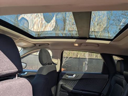 Used 2020 Ford Escape Titanium image 27