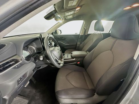 Used 2024 Toyota Highlander LE image 13