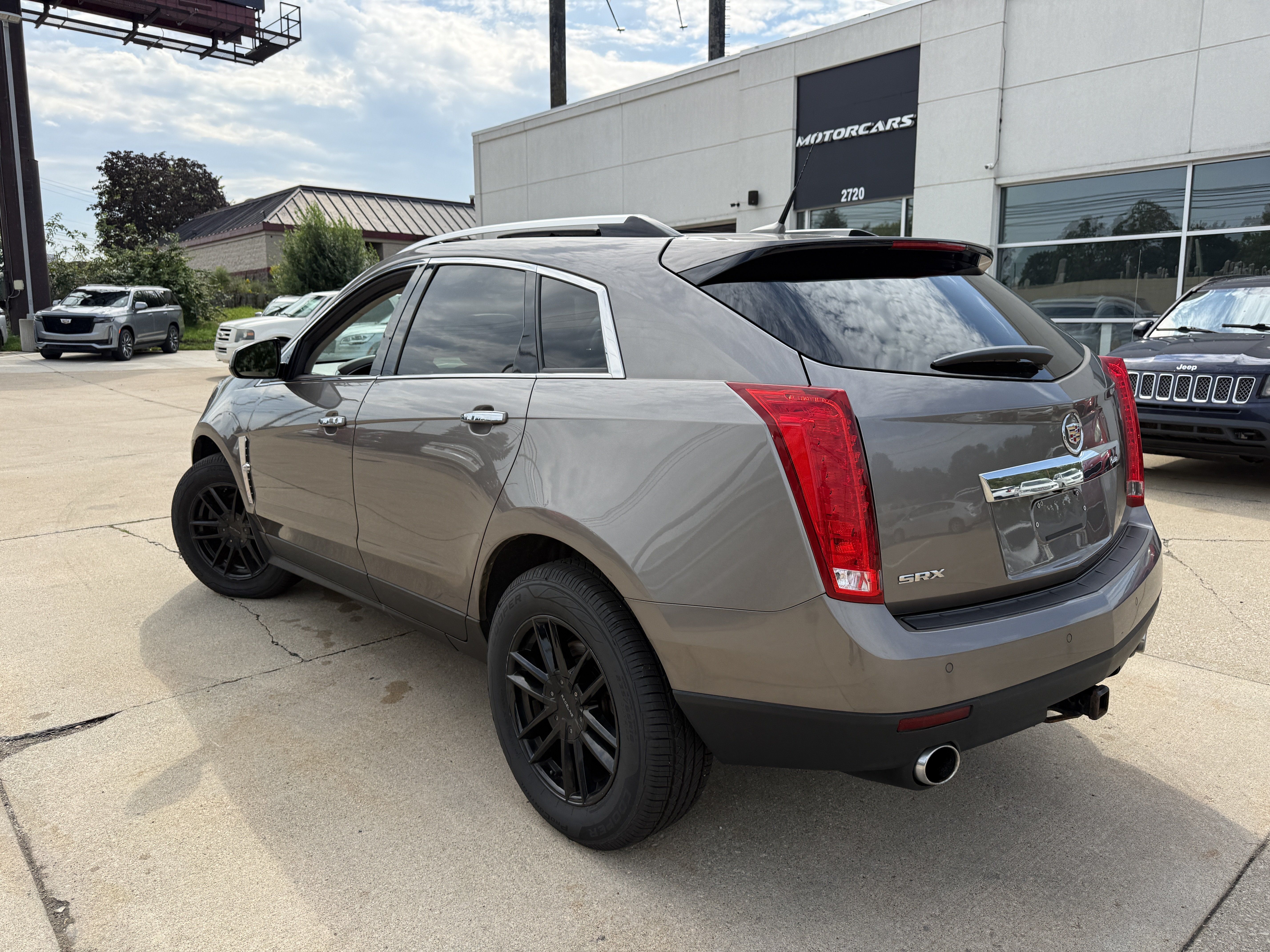Used 2011 Cadillac SRX Luxury FWD image 3