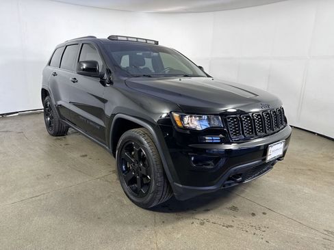 Used 2019 Jeep Grand Cherokee Laredo image 3