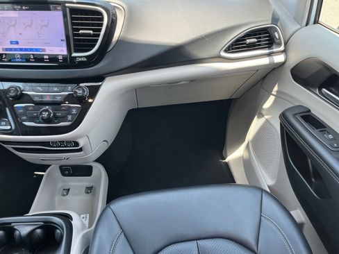 Used 2024 Chrysler Pacifica Touring-L FWD image 15