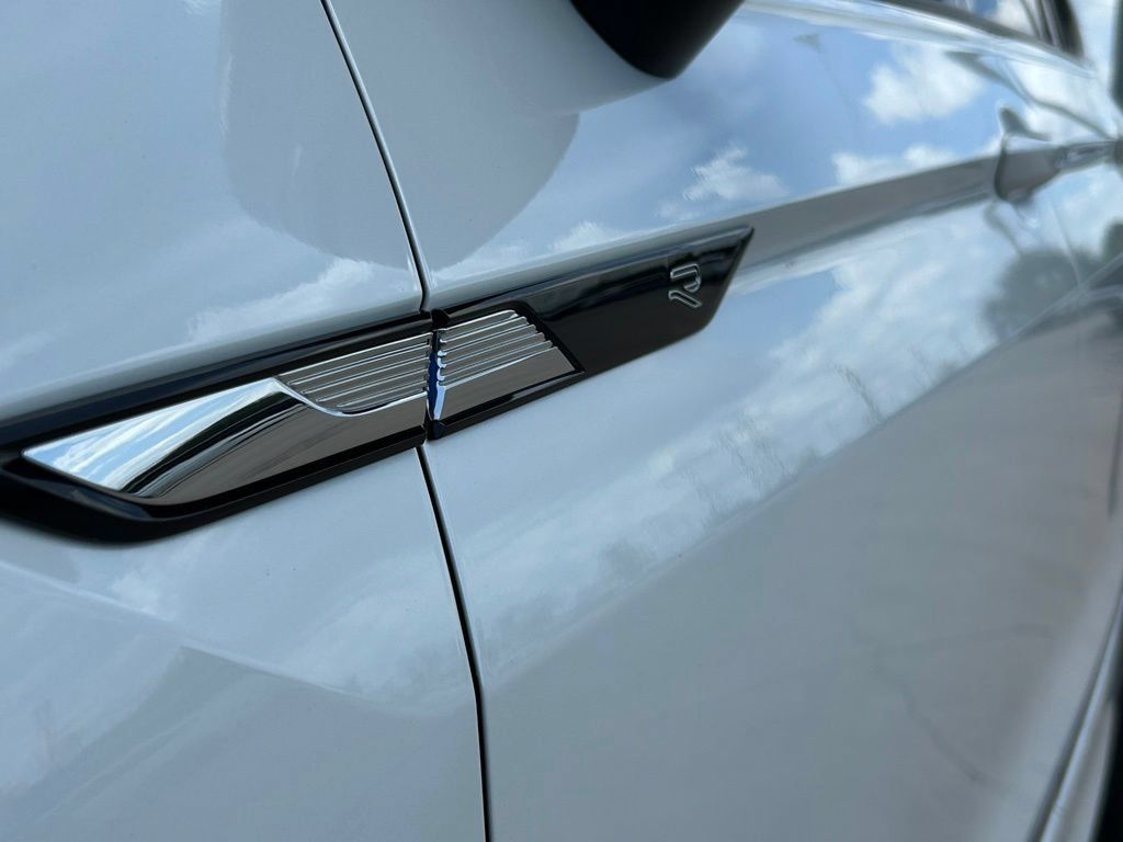 Certified 2023 Volkswagen Tiguan SE R-Line FWD image 32