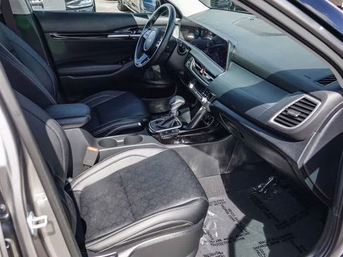 Used 2025 Kia Seltos EX FWD image 13
