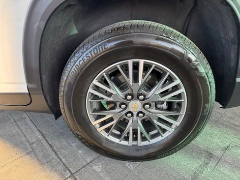 Used 2025 Chevrolet Traverse LT image 4