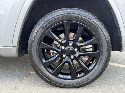 Used 2018 Jeep Grand Cherokee Altitude RWD image 12