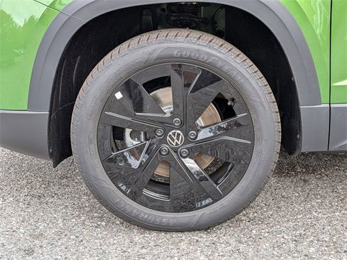 New 2026 Volkswagen Taos SE image 11