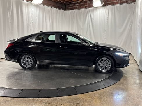 Used 2025 Hyundai Elantra Hybrid FWD image 9