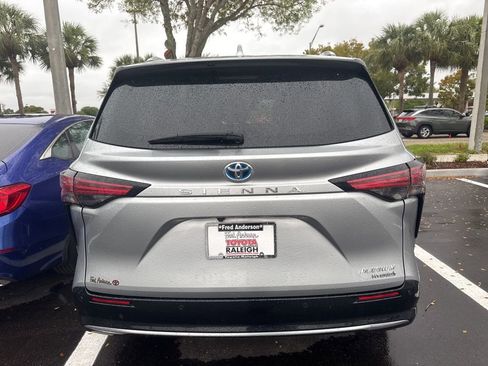 Used 2022 Toyota Sienna Platinum image 6