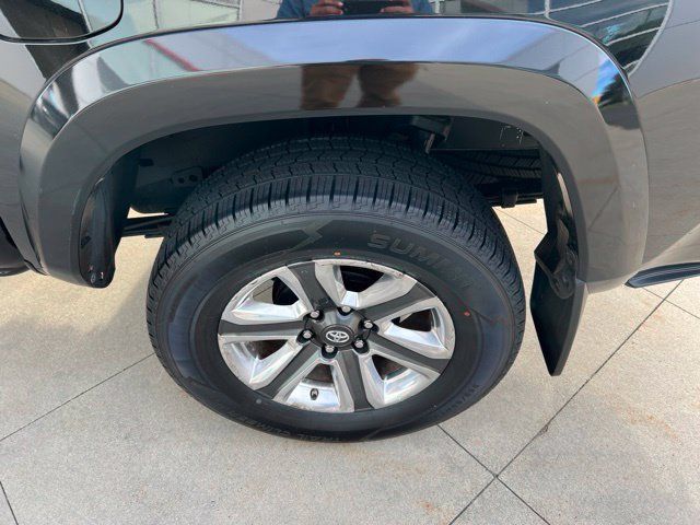 Used 2017 Toyota Tacoma Limited w/ Tow Package AWD/4WD image 11