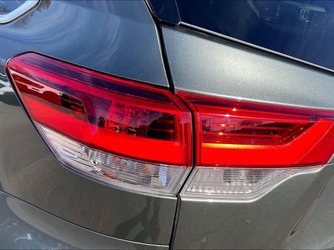 Used 2018 Toyota Highlander XLE image 28